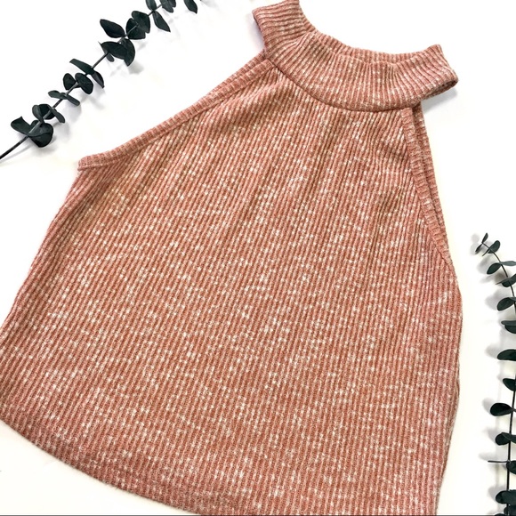 i.joah Tops - 🌿{I.JOAH} Pink and white crop top